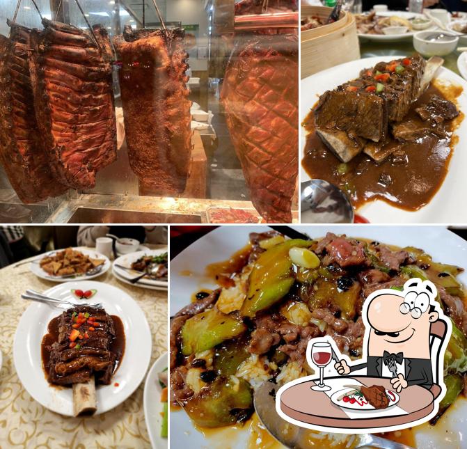 Cantonese BBQ Seafood Restaurant Authentic Cantonese Food (Best Price on Website!) offre des plats à base de viande