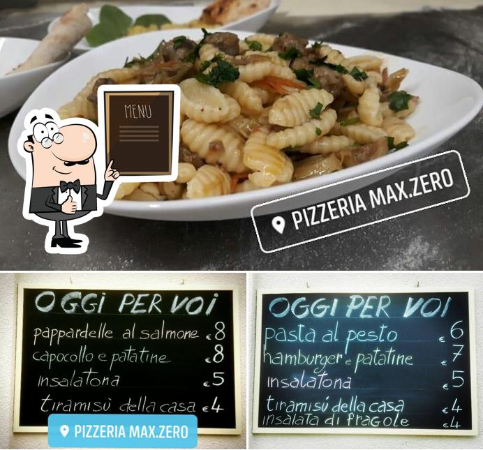 Questa è la immagine che raffigura la lavagna e cibo di Pizzeria Max.zero