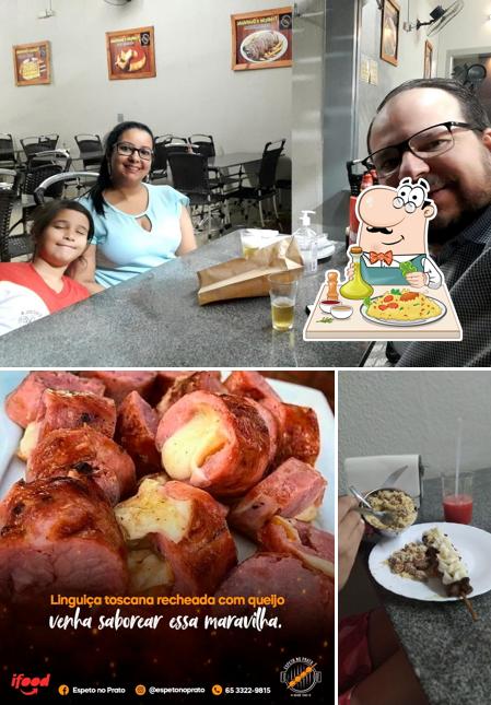 Entre diferentes coisas, comida e mesa de jantar podem ser encontrados no Espeto no Prato