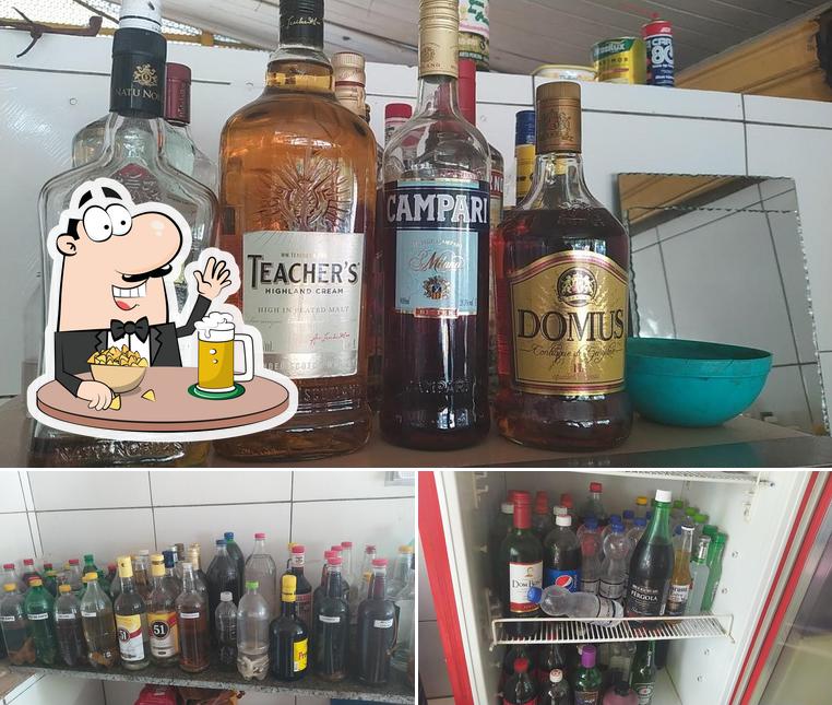 Desfute um copo de cerveja leve ou escura