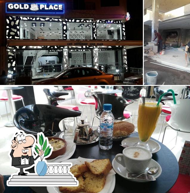 Cafe Gold Place se distingue par sa extérieur et table à manger