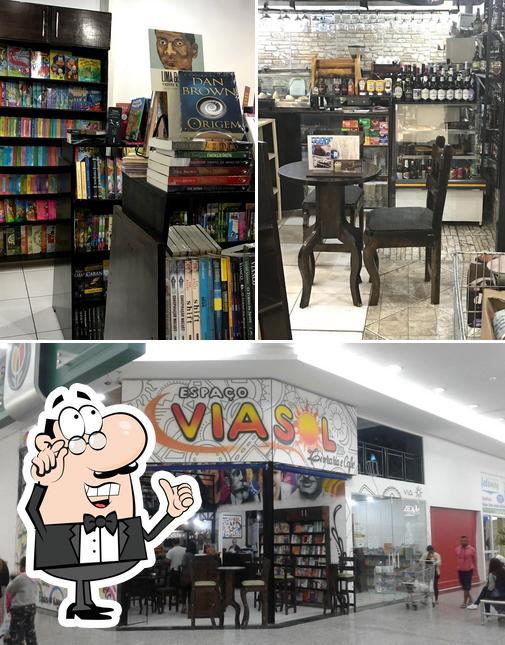 O interior do Livraria e Café Espaço Viasol