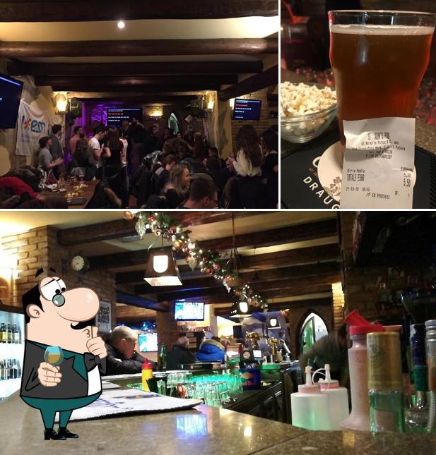 Questa è la foto che raffigura la bancone da bar e birra di St.John'S Pub