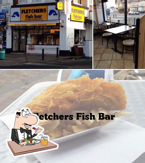 Посмотрите на эту фотографию, где видны еда и внутреннее оформление в Fletchers Fish Bar