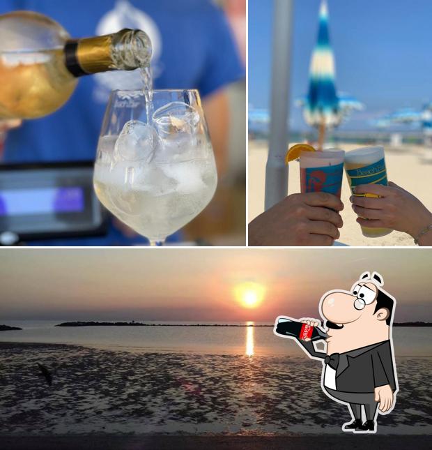 Tra le diverse cose da Beach Bar Rubicone si possono trovare la bevanda e esterno