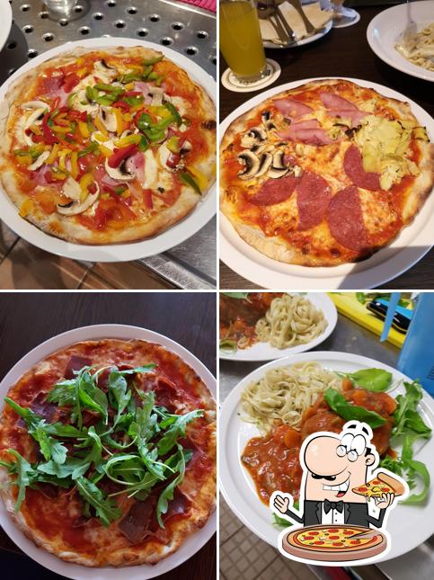Order pizza at Ristorante Pizzeria Piazzetta