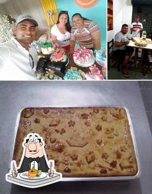 Dê uma olhada a imagem apresentando comida e mesa de jantar a Pizzaria e Pastelaria Sabores da Massa