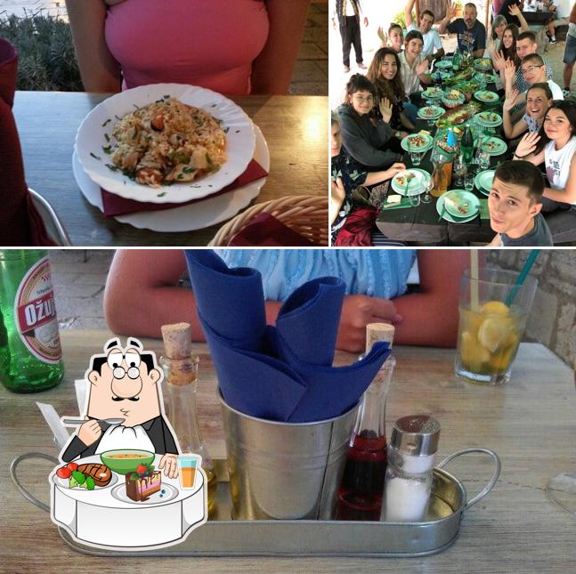 Parmi les diverses choses de la table à manger et la intérieur, une personne peut trouver sur Konoba Nostalgija