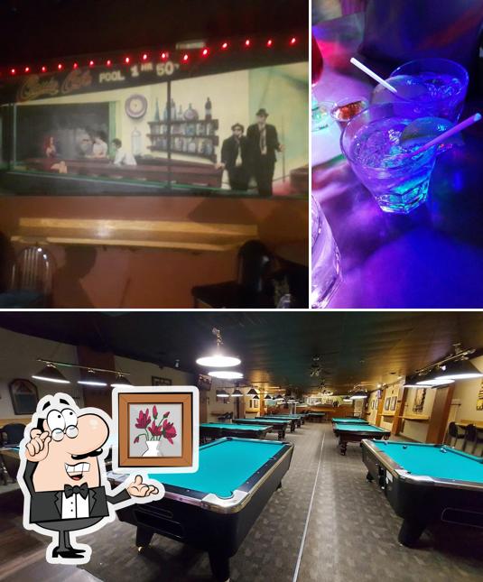 Это фото, где изображены внутреннее оформление и напитки в Classics Billiards Bar & Grill