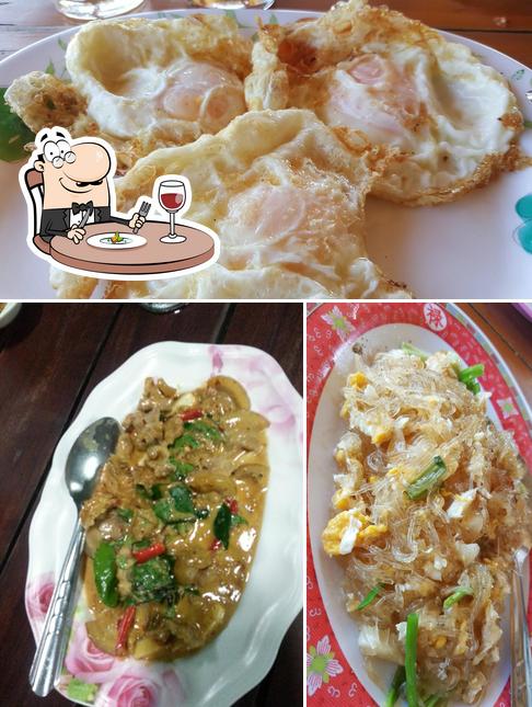 Food at Khrua Hua Na Restaurant