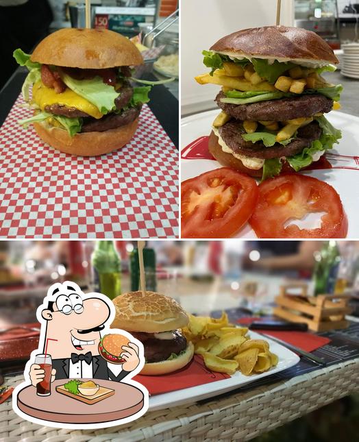 Prova un hamburger a Beef Steakhouse Burgheria Pizzeria