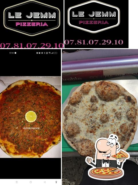 Try out pizza at Bollayan pizza