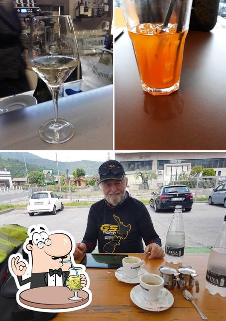 Guarda la foto che mostra la bevanda e tavolo da pranzo di Bar Gallery