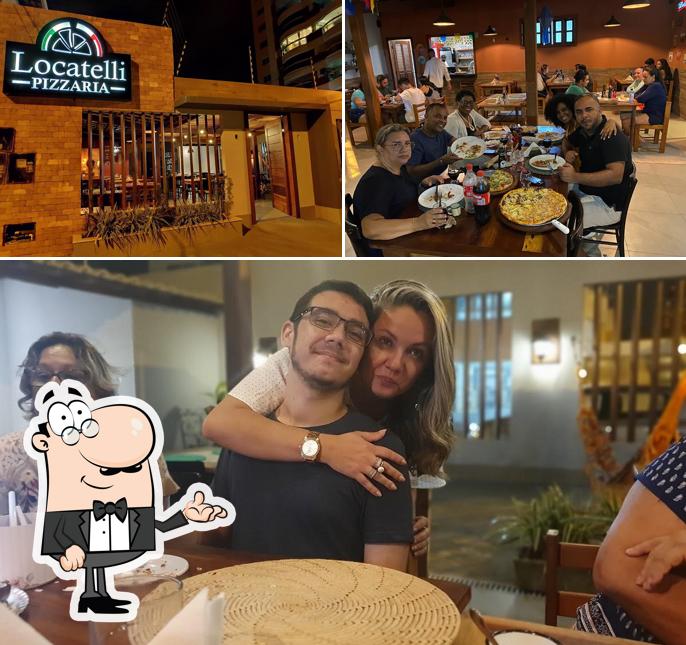 Dê uma olhada a imagem mostrando interior e exterior a Locatelli Pizzaria