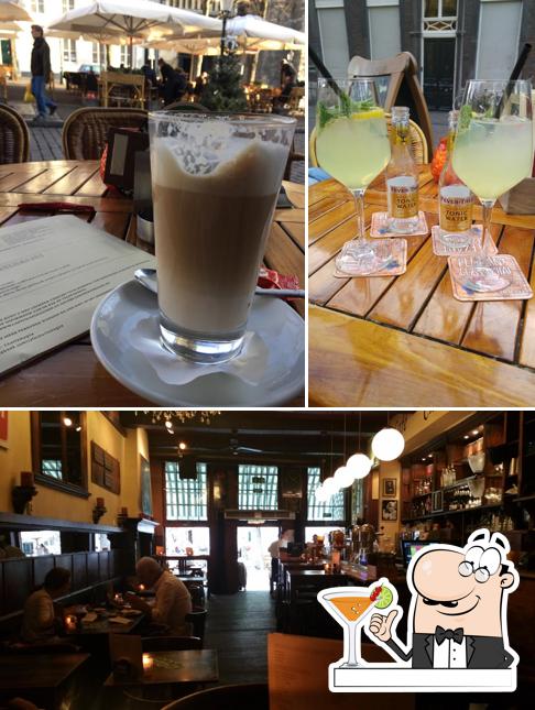 La photo de la boire et intérieur de Café Charlemagne’s