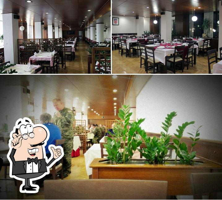 Dai un'occhiata agli interni di Restoran i catering "Plus"