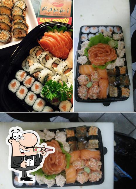 Rolos de sushi são disponibilizados no Rakki Sushi Express