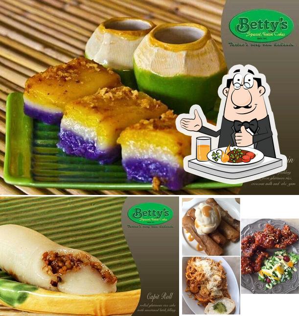 Meals at Betty's Native Cakes (Tarlac's very own kakanin")