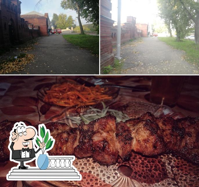 Это снимок, где изображены внешнее оформление и мясные блюда в Долина, кафе узбекской кухни