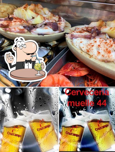 Take a look at the photo showing drink and pizza at Cerveceria Muelle 44