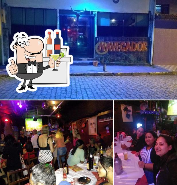 Confira a ilustração apresentando balcão de bar e exterior no Videokê O Navegador