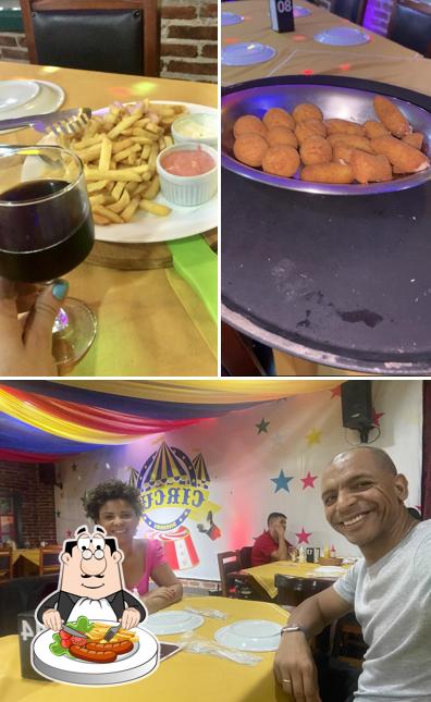 Confira a foto mostrando comida e interior no Buffet Circus Diverkids