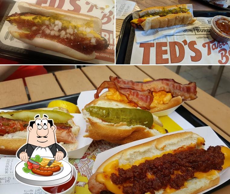 Еда в "Ted's Hot Dogs"