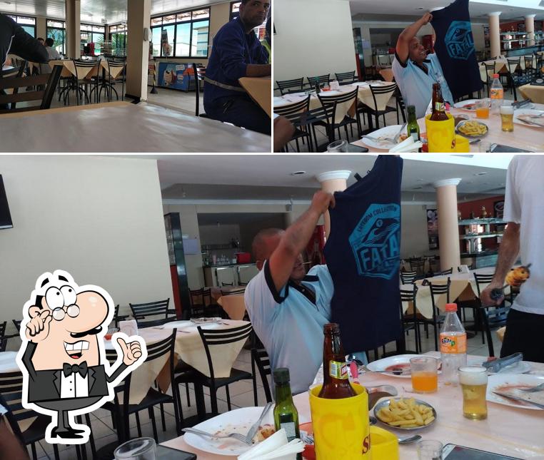 Sente em uma das mesas no Churrascaria Esteio