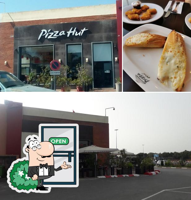 Jetez un coup d’œil à quoi ressemble Pizza Hut à l'extérieur