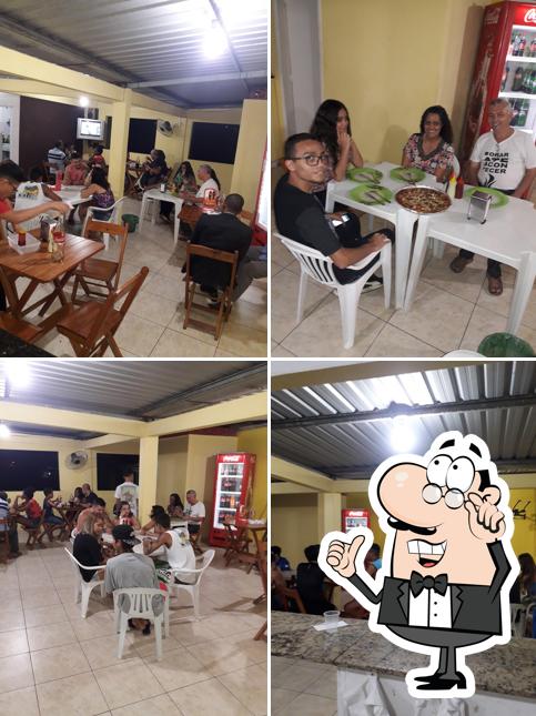 Sente em uma das mesas no Luciana Lanches