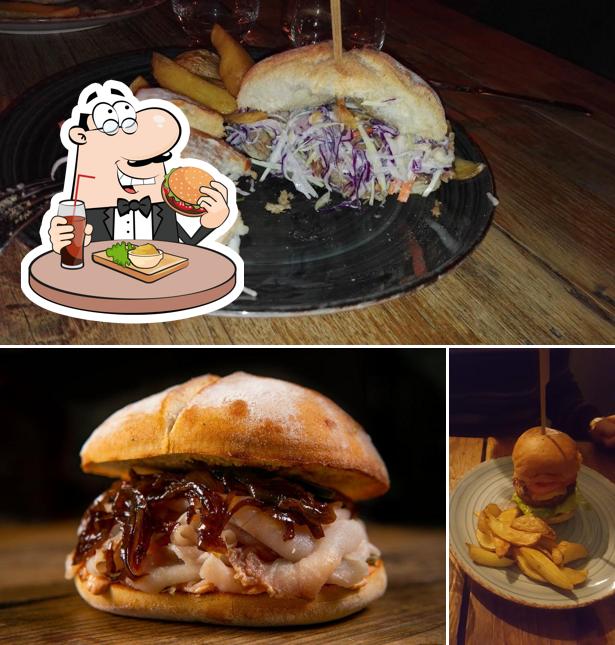 Ordina un hamburger a Public Enemy - Gastro Pub