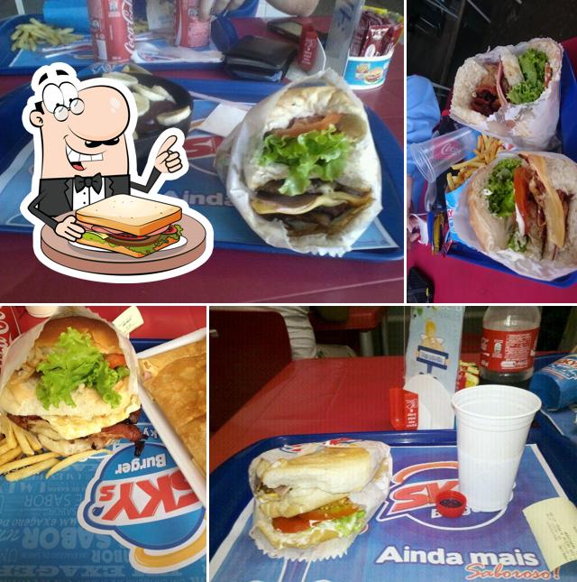 Escolha um sanduíche no Sky's Burger