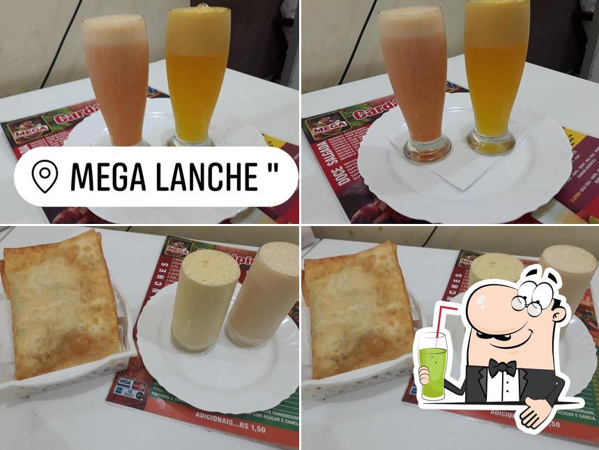 Desfrute de um drinque no Mega Lanches N253