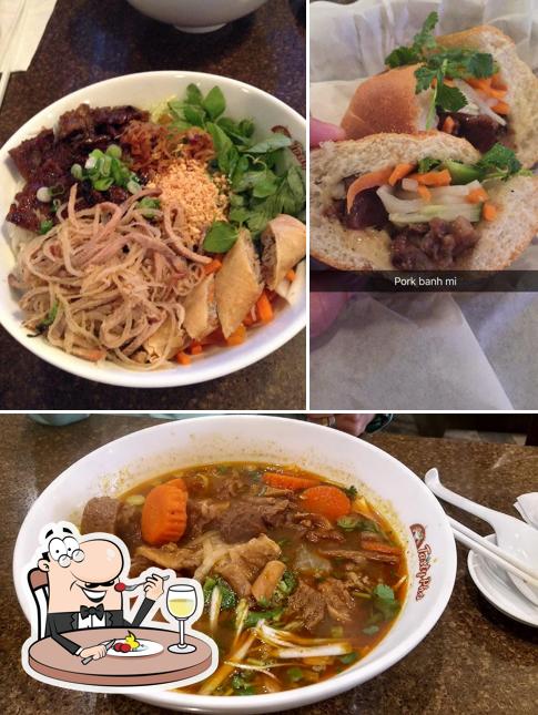 Platos en Tasty Pho