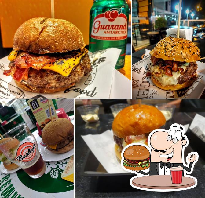 Peça um hambúrguer no Barley's Tap House & Parrilla Bar em Piracicaba