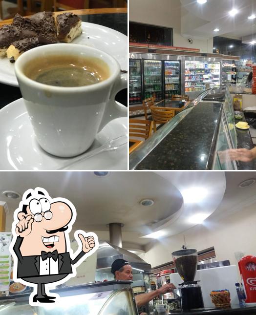 Confira a foto ilustrando interior e bebida no América Bakery Pães e Doces