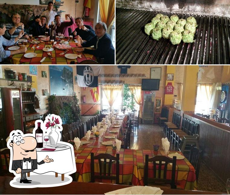 Посмотрите на этот снимок, где видны столики и еда в La Bella Italia