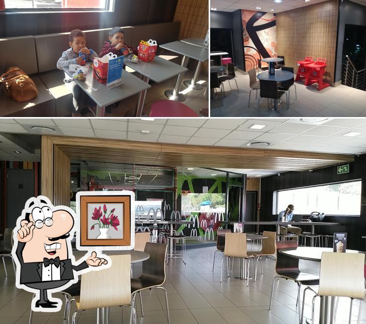 L'intérieur de McDonald's Victory Park Drive-Thru