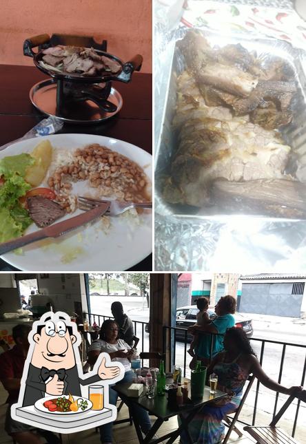 Entre diferentes coisas, comida e interior podem ser encontrados no Costela bar