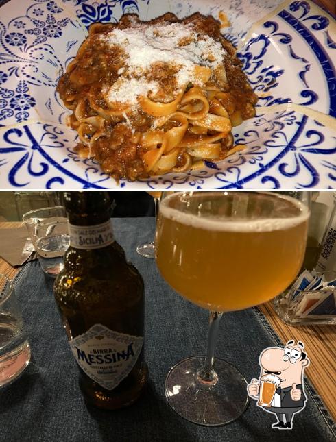 Puoi ordinare un rinfrescante bicchiere di birra chiara o scura