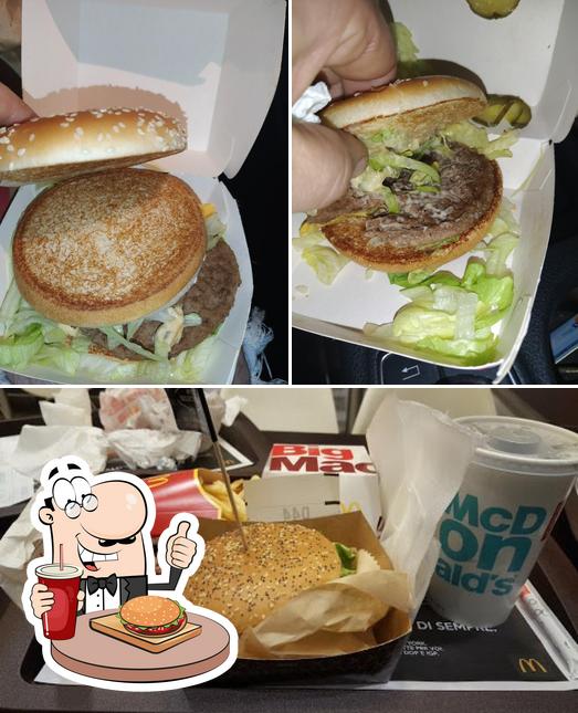 Ordina un hamburger a McDonald's Benevento Via Mario Vetrone