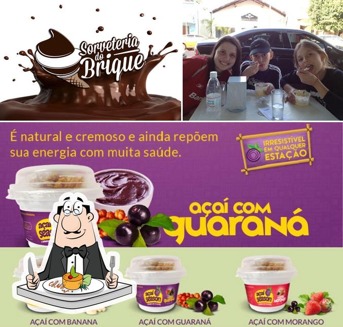 Esta é a imagem mostrando comida e interior no Creneve Artesanal