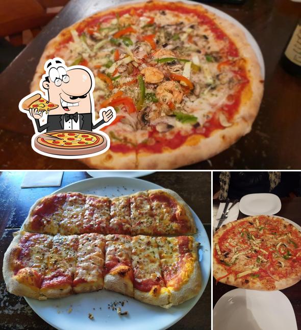 Order pizza at Pizzeria El Sabio