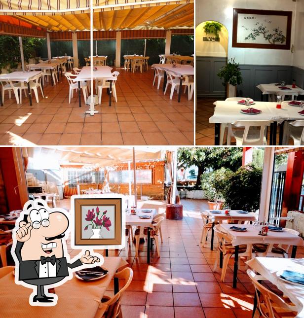 The interior of Restaurante Chino Playa Feliz