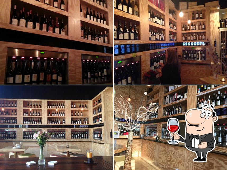 Es estupendo saborear una copa de vino en TRY WINE Experience, DRINK+DINE+SHOP