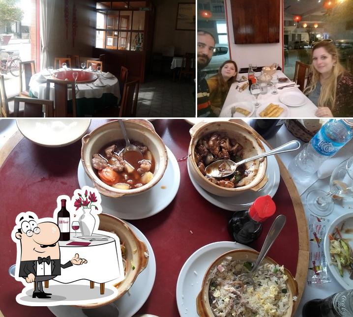 Столики и еда в Chinese Restaurant