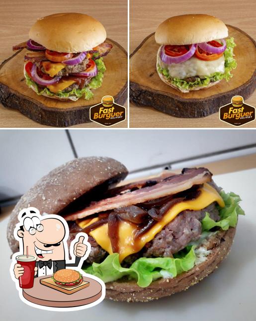 Delicie-se com um hambúrguer no Fast Burguer PE