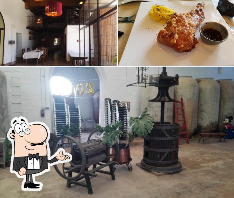 Фото, на котором видны внутреннее оформление и еда в Agatxao Cooking Loft
