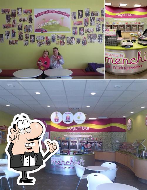 L'intérieur de Menchie's Frozen Yogurt