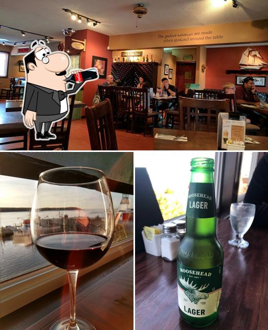Посмотрите на это фото, где видны напитки и внутреннее оформление в Harbour Restaurant and Bar